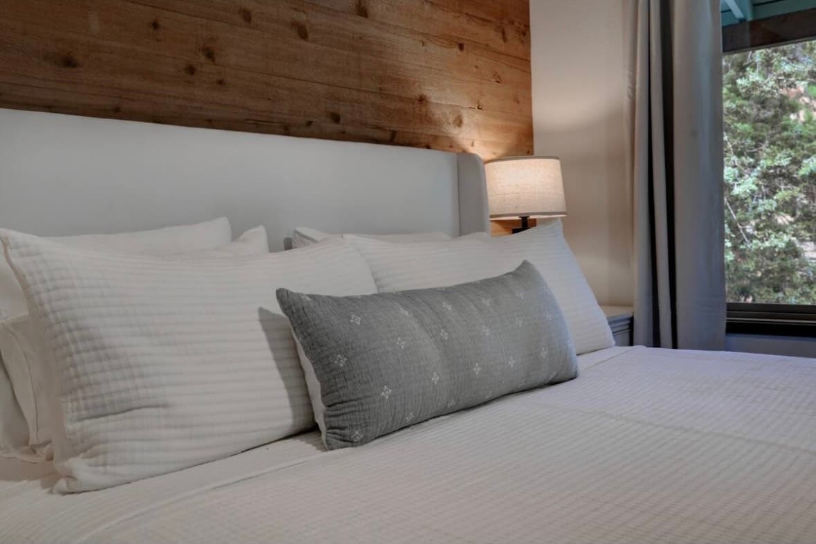 Crisp linens and bedding